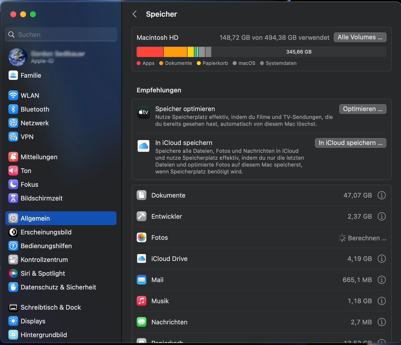 Unter Systemeinstellungen findet man unter Allgemein Informationen zum Speicher des Mac. Die hell- und dunkelgrauen Bereiche der Speicherplatzaufschlüsselung zeigen den Speicherplatz den macOS und Systemdateien auf Ihrem Mac einnehmen Unter Systemeinstellungen findet man unter Allgemein Informationen zum Speicher des Mac. Die hell- und dunkelgrauen Bereiche der Speicherplatzaufschlüsselung zeigen den Speicherplatz den macOS und Systemdateien auf Ihrem Mac einnehmen