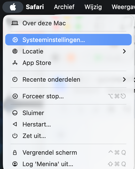 Keuzemenu van Apple met de optie Systeemvoorkeuren geselecteerd en blauw gemarkeerd, als eerste stap om XProtect op Mac te openen.