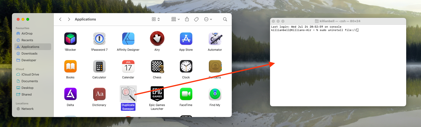 Il desktop del Mac che mostra un file spostato dalla cartella Applicazioni al Terminale. Puoi usare questo trucco per disinstallare un'app dal Mac dopo aver inserito il comando sudo uninstall file://.
