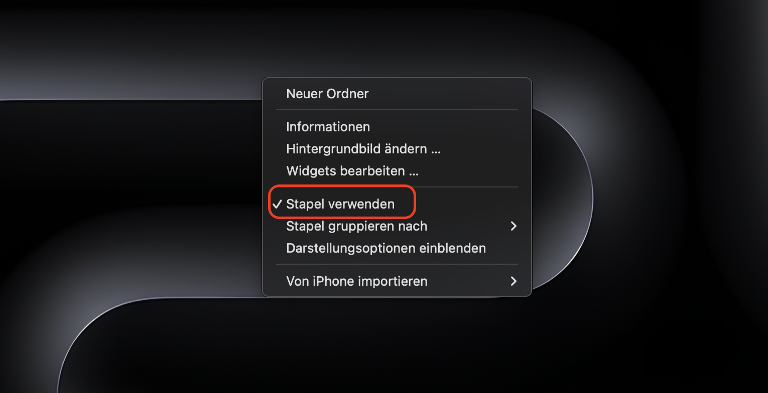 macOS Monterey zeigt das Menü an, das nach einem Rechtsklick auf den Desktop erscheint. Wählen Sie Stapel verwenden, um alle Dateien in übersichtlichen Gruppen zu organisieren.