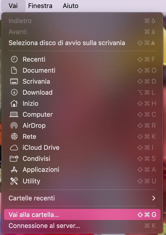 Inizia aprendo il Finder, poi seleziona Vai > Vai alla cartella dalla barra dei menu in alto sullo schermo del Mac. Da lì puoi accedere alla cartella Libreria.