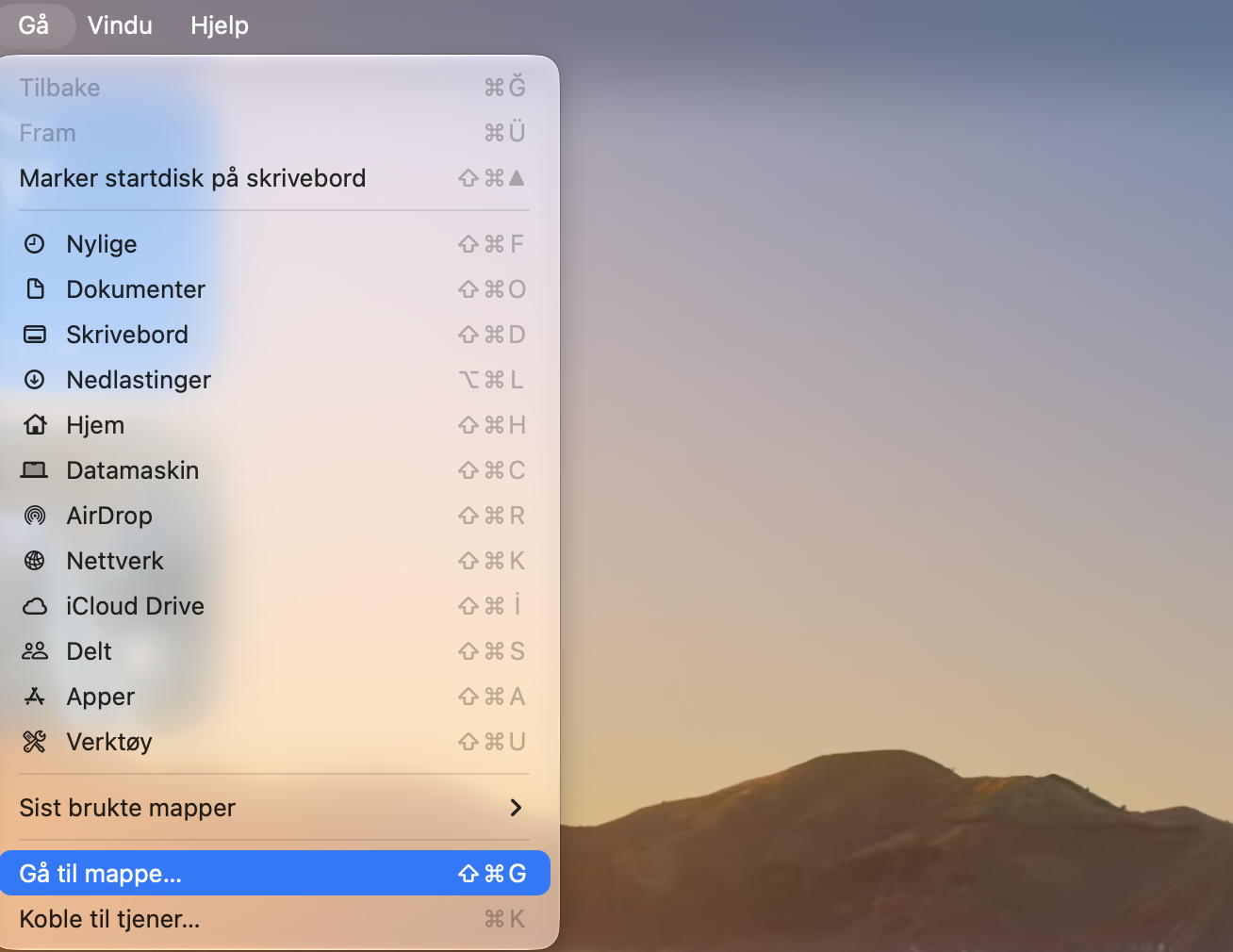 Begynn med å gå til Finder, og velg deretter Gå til > Gå til mappe fra menylinjen øverst på Mac-skjermen. Du kan deretter gå til Library-mappen din.