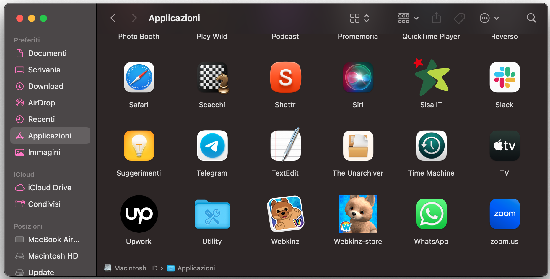 Per controllare la cartella Applicazioni, apri Finder e fai clic su Applicazioni. Scorri l’elenco per assicurarti che non ci sia nulla di strano. Se trovi un’app che non riconosci o che sospetti sia un malware, fai clic destro e scegli Sposta nel Cestino.