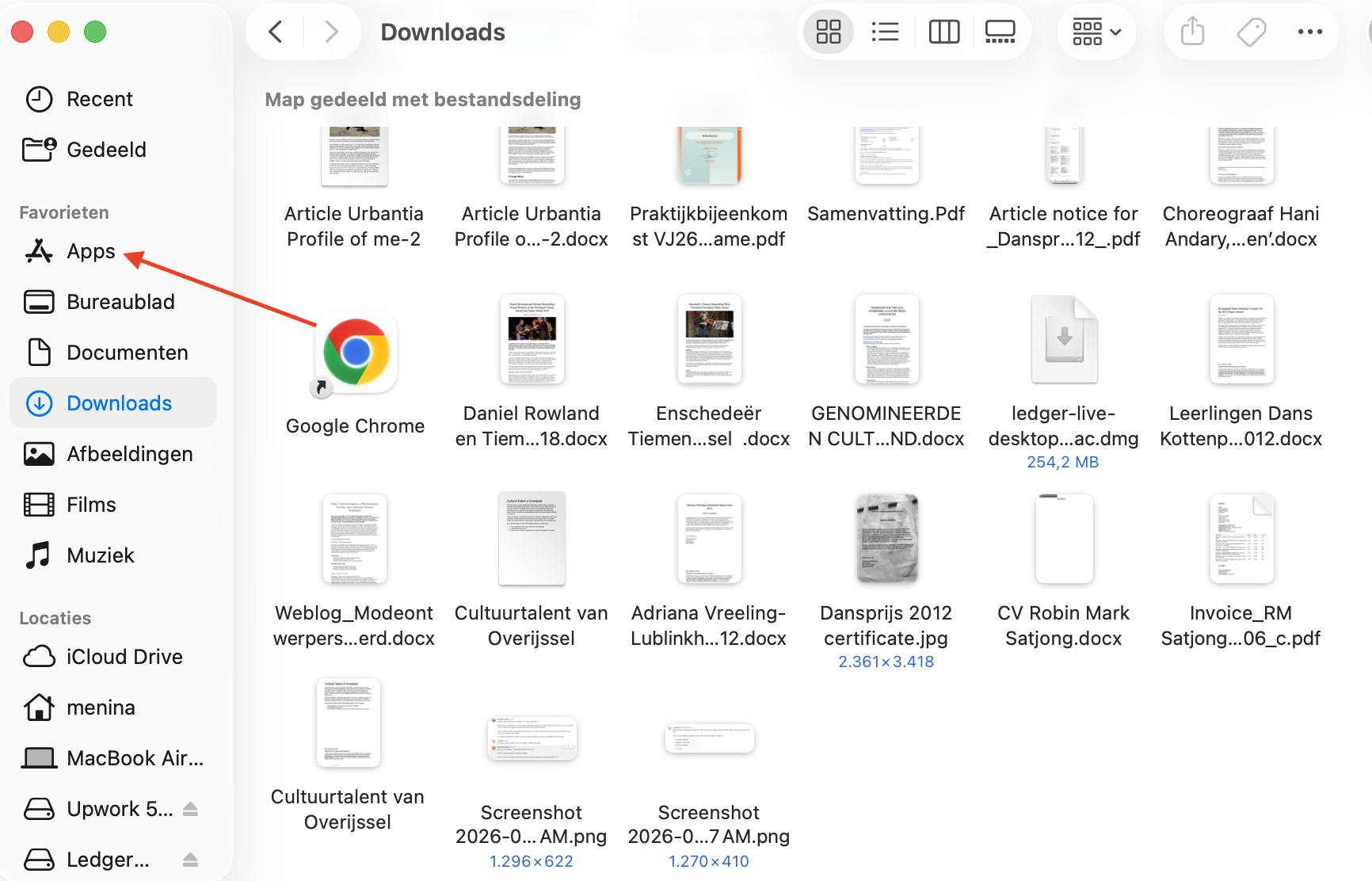 Finder op Mac met de map Downloads. Nadat je de app via  AirDrop  hebt ontvangen, sleep je het programma van  Downloads naar Apps om het op de juiste locatie op te slaan.