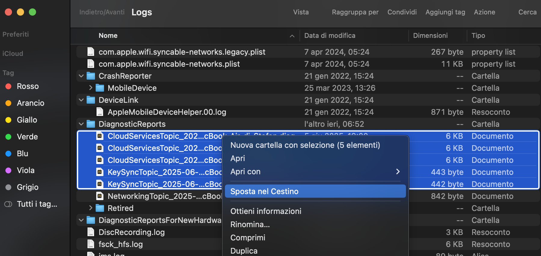Esamina tutte le cartelle e i file contenitore che terminano con .log. Una volta trovati quelli che desideri eliminare, fai clic con il pulsante destro del mouse e seleziona Sposta nel Cestino. Quindi vai al Cestino, nel Dock, e fai clic con il pulsante destro del mouse per selezionare Svuota Cestino.