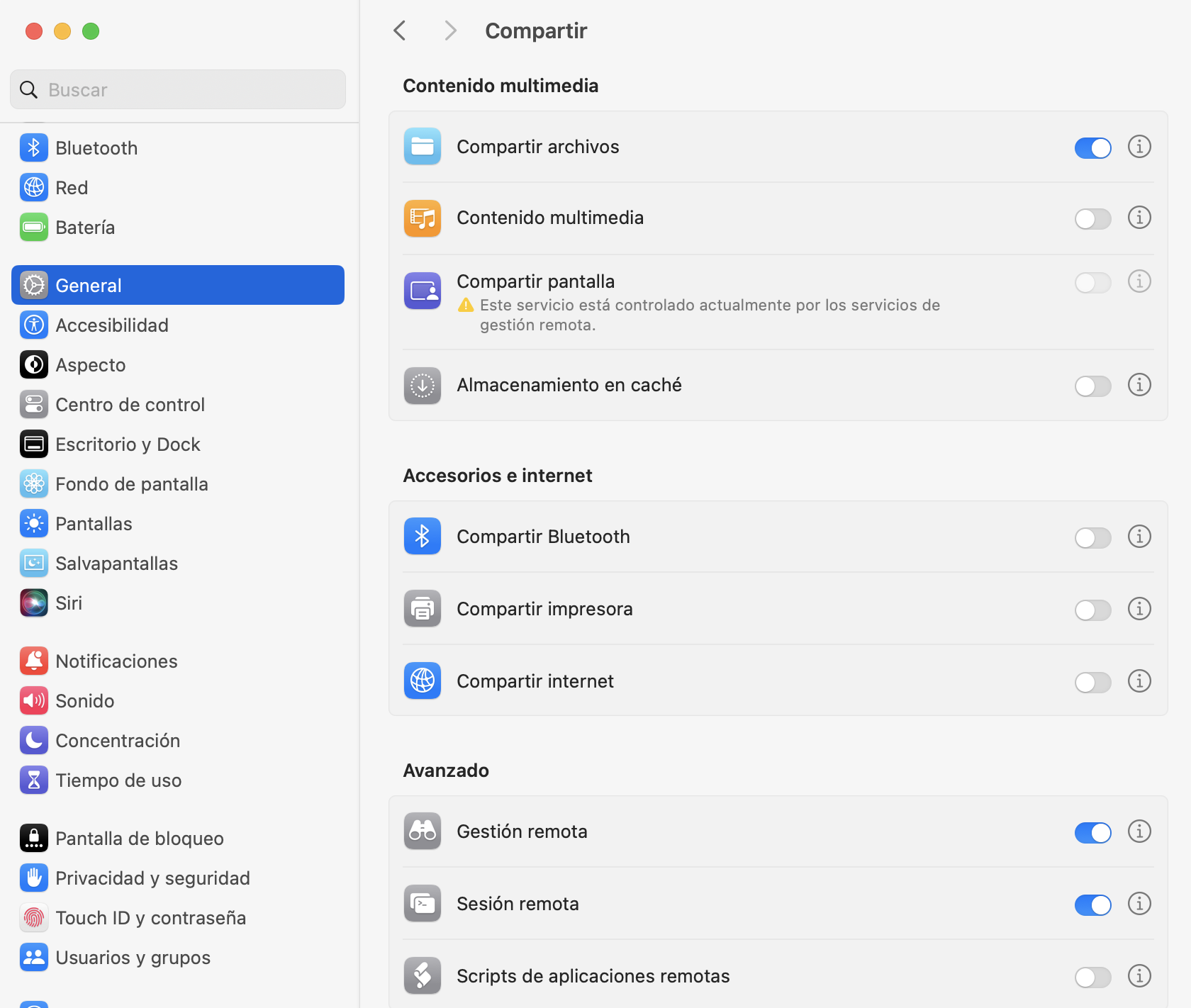 En Ajustes del sistema, ve a General > Compartir y activa «Compartir archivos». A continuación, haz clic en la i y pulsa el botón Opción en la siguiente pantalla. En Ajustes del sistema, ve a General > Compartir y activa «Compartir archivos». A continuación, haz clic en la i y pulsa el botón Opción en la siguiente pantalla.