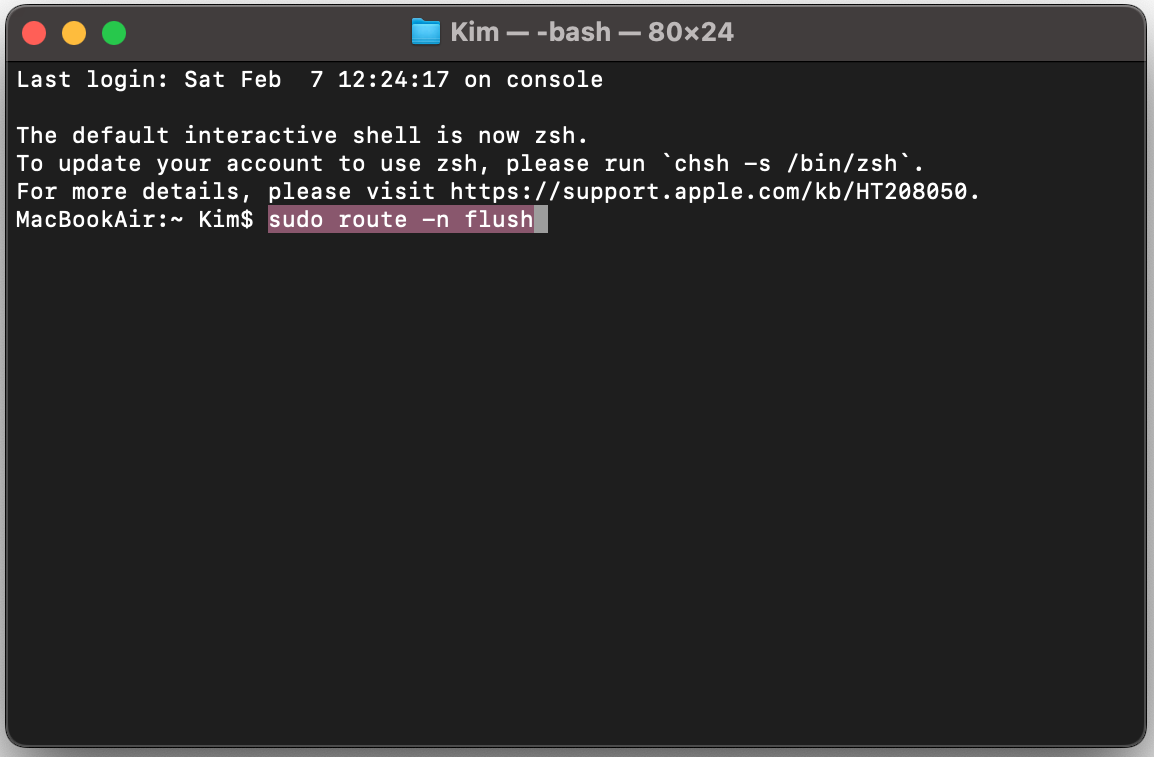 Come passo successivo, apri il Terminale e inserisci il comando: sudo route -n flush per reimpostare la mappa dei percorsi di rete.
