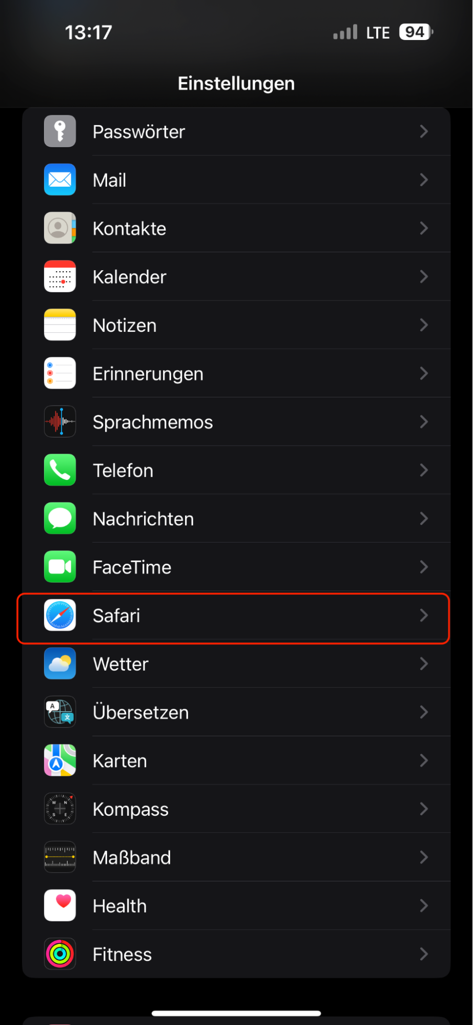 Die Einstellungen-App auf dem iPhone zeigt eine Liste aller Untermenüs an. Tippen Sie auf Safari, um den Verlauf und die Websitedaten zu löschen