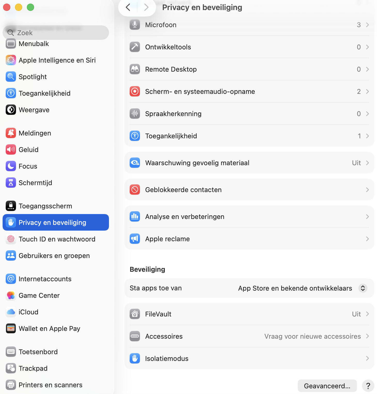 Scroll in het tabblad Privacy en beveiliging en zoek naar FileVault.