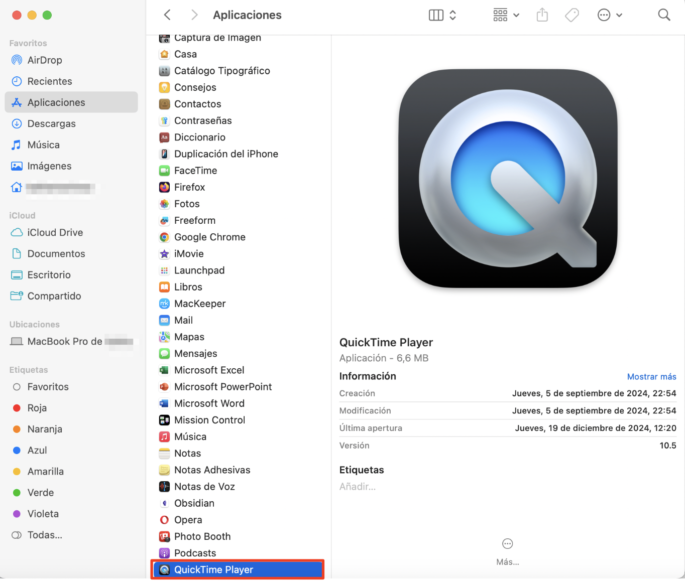 Imagen que muestra la lista de aplicaciones del Mac en la carpeta Aplicaciones. Seleccionar QuickTime Player es el primer paso para grabar un vídeo en un Mac. Imagen que muestra la lista de aplicaciones del Mac en la carpeta Aplicaciones. Seleccionar QuickTime Player es el primer paso para grabar un vídeo en un Mac.