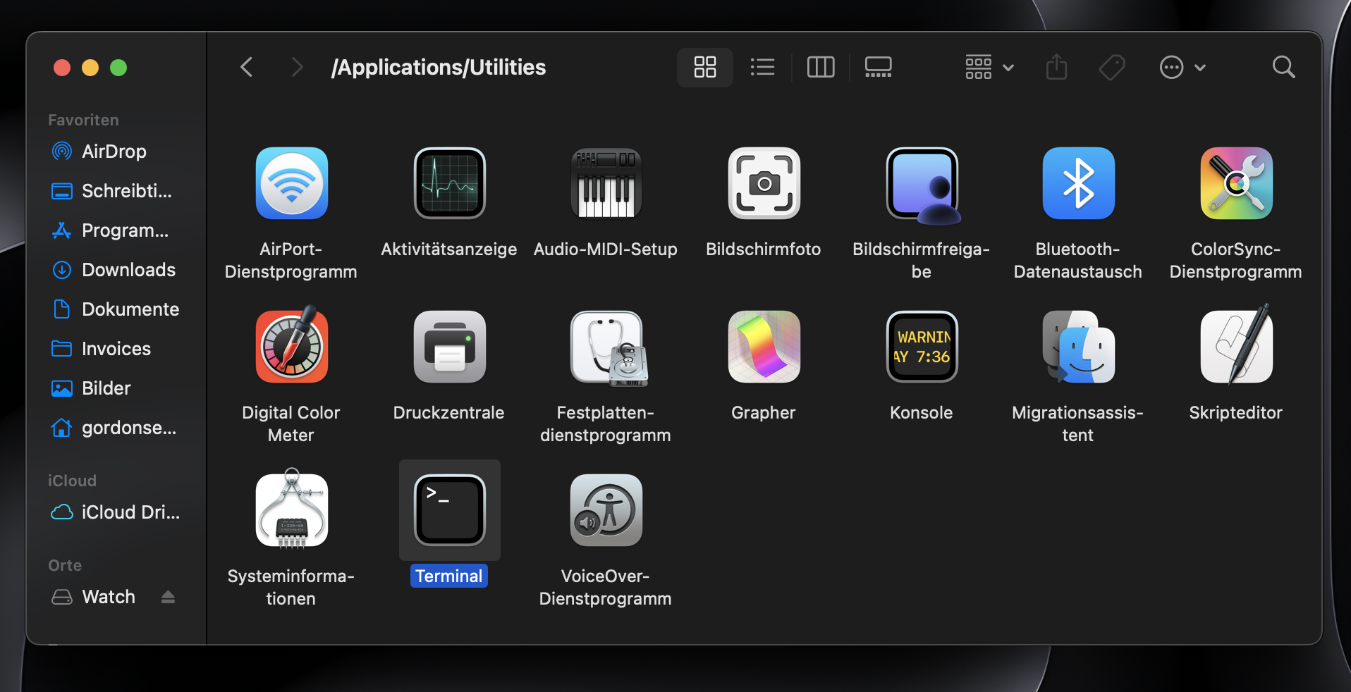 Um Ihr bootfähiges USB-Laufwerk zu erstellen, müssen Sie das macOS-Befehlszeilentool Terminal verwenden. Öffnen Sie es über Programme > Dienstprogramme.
