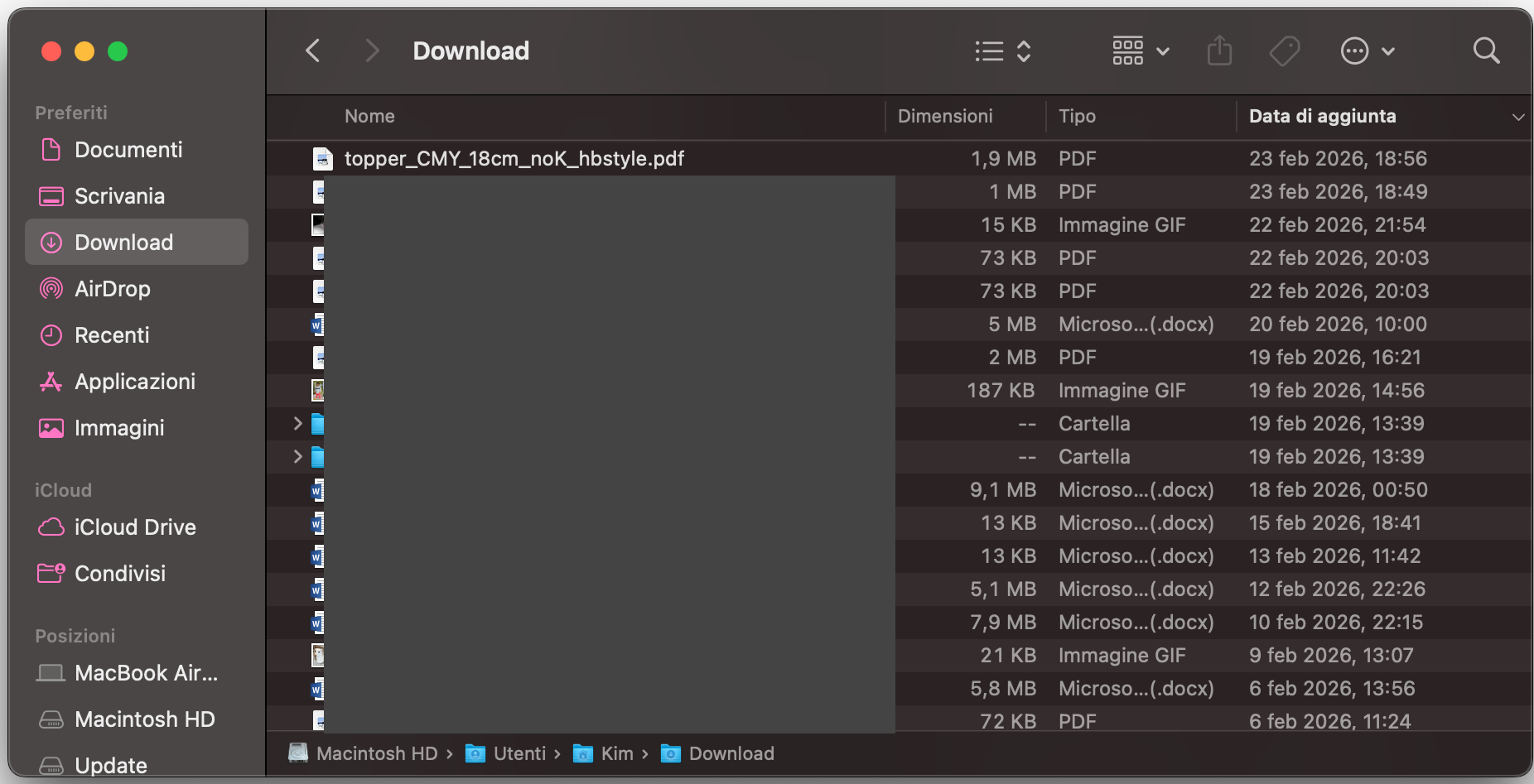Per eliminare i file duplicati su Mac, apri il Finder e seleziona Download nella barra laterale. Individua i duplicati e spostali nel Cestino.