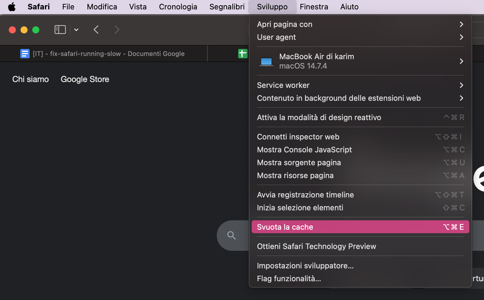Con le funzioni per sviluppatori attivate in Safari, vai nella barra dei menu e seleziona Sviluppo > Svuota la cache. Questo eliminerà i file memorizzati nella cache e potrebbe velocizzare il browser.
