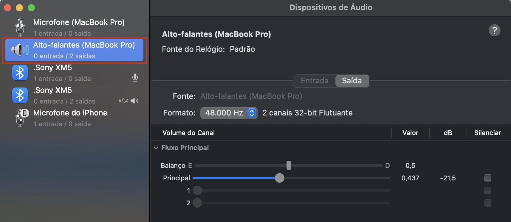 Para alterar a taxa de amostragem do seu MacBook Pro e parar os estalos nos alto-falantes, vá em MacBook Pro Alto-falantes > Formato. Aqui, você pode alterar a taxa de amostragem.