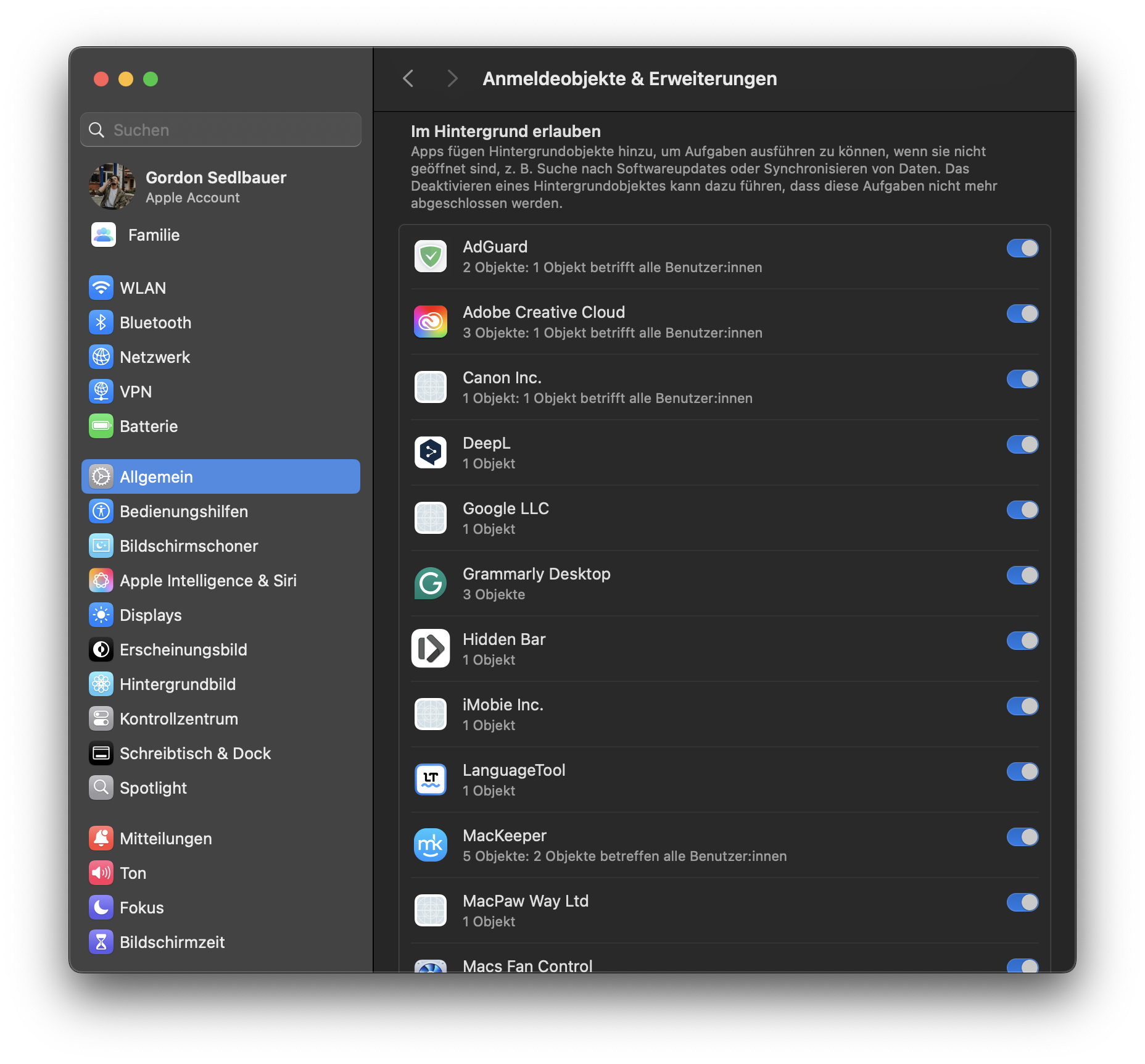 Um zu verhindern, dass eine App in den Startobjekten Ihren Bildschirm automatisch beobachtet, navigieren Sie zu Im Hintergrund erlauben und deaktivieren Sie die App, die Sie entfernen möchten.