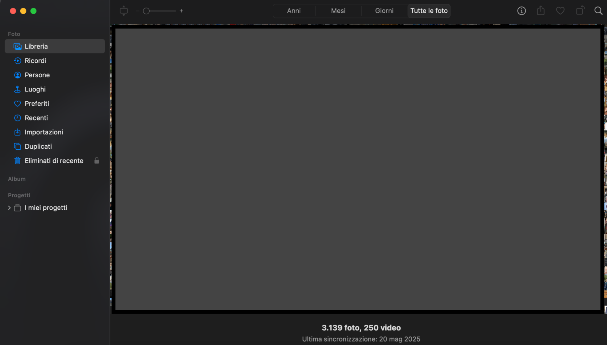 A partire da Ventura, l'app Foto trova i duplicati, ma li scansiona solo quando non è in esecuzione. Clicca su Duplicati nella barra laterale per visualizzarli.