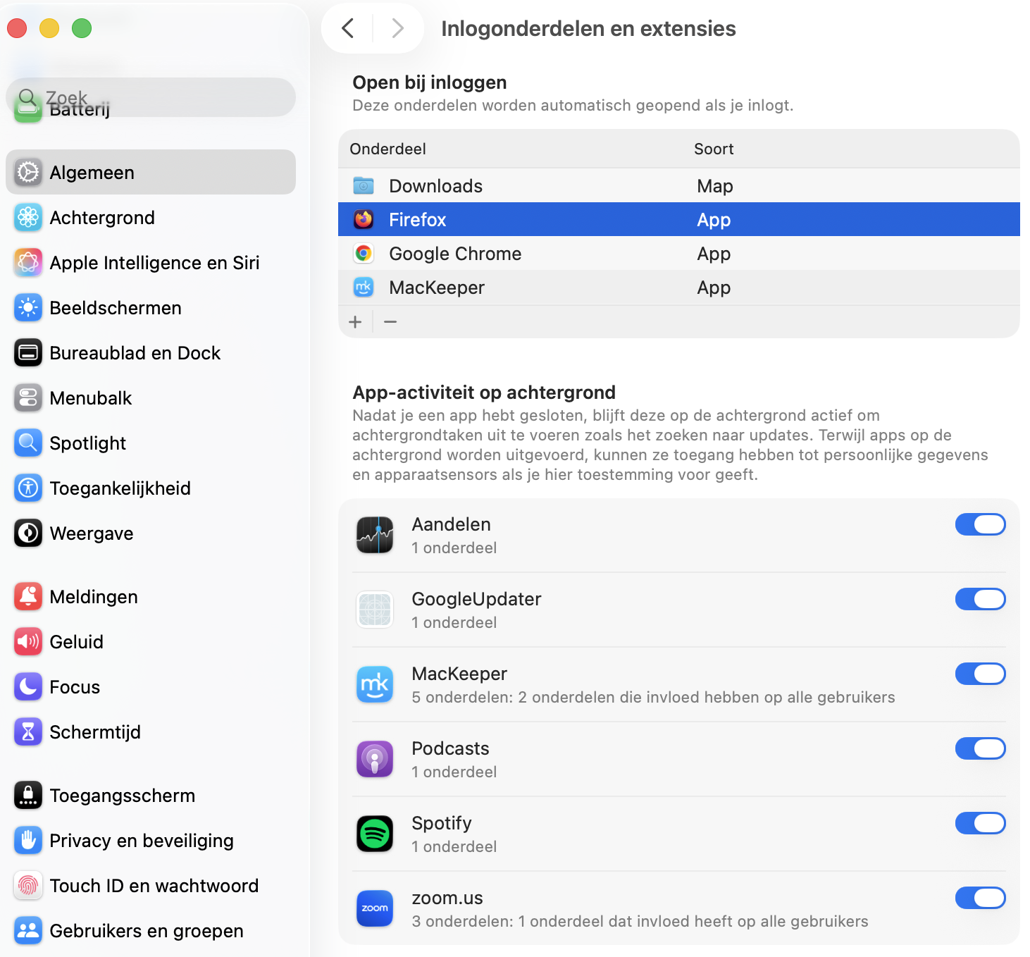 Selecteer in de sectie Inlogitems van de Systeeminstellingen van je Mac een item onder  Open bij inloggen en klik vervolgens op de min-knop om het te verwijderen.
