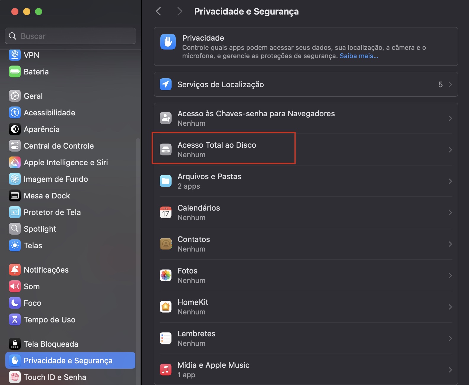 Abra os Ajustes do Sistema do seu Mac, depois abra a seção Privacidade e Segurança na barra lateral e clique em Acesso Total ao Disco na lista.