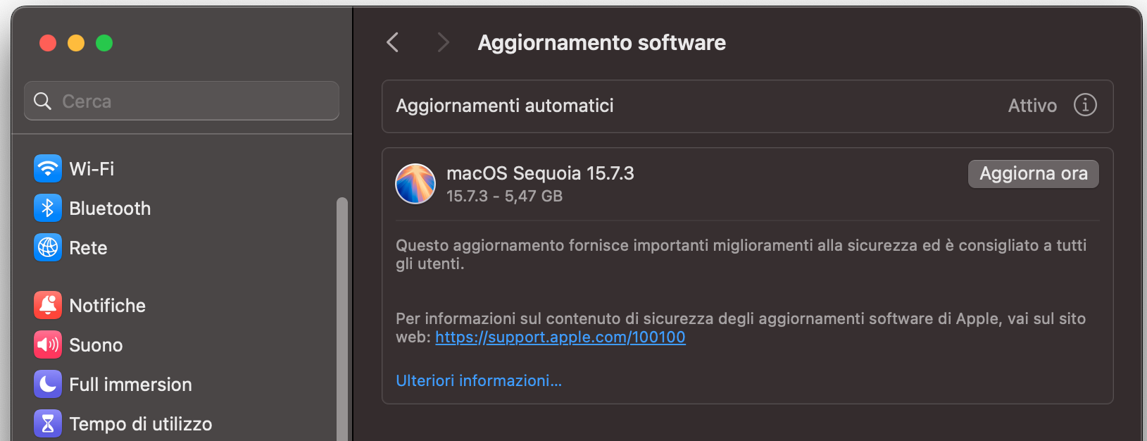 Se è disponibile un aggiornamento, vedrai l’opzione per aggiornare il Mac. Dovrai prima accettare il contratto di licenza di Apple, poi l’installazione inizierà automaticamente.