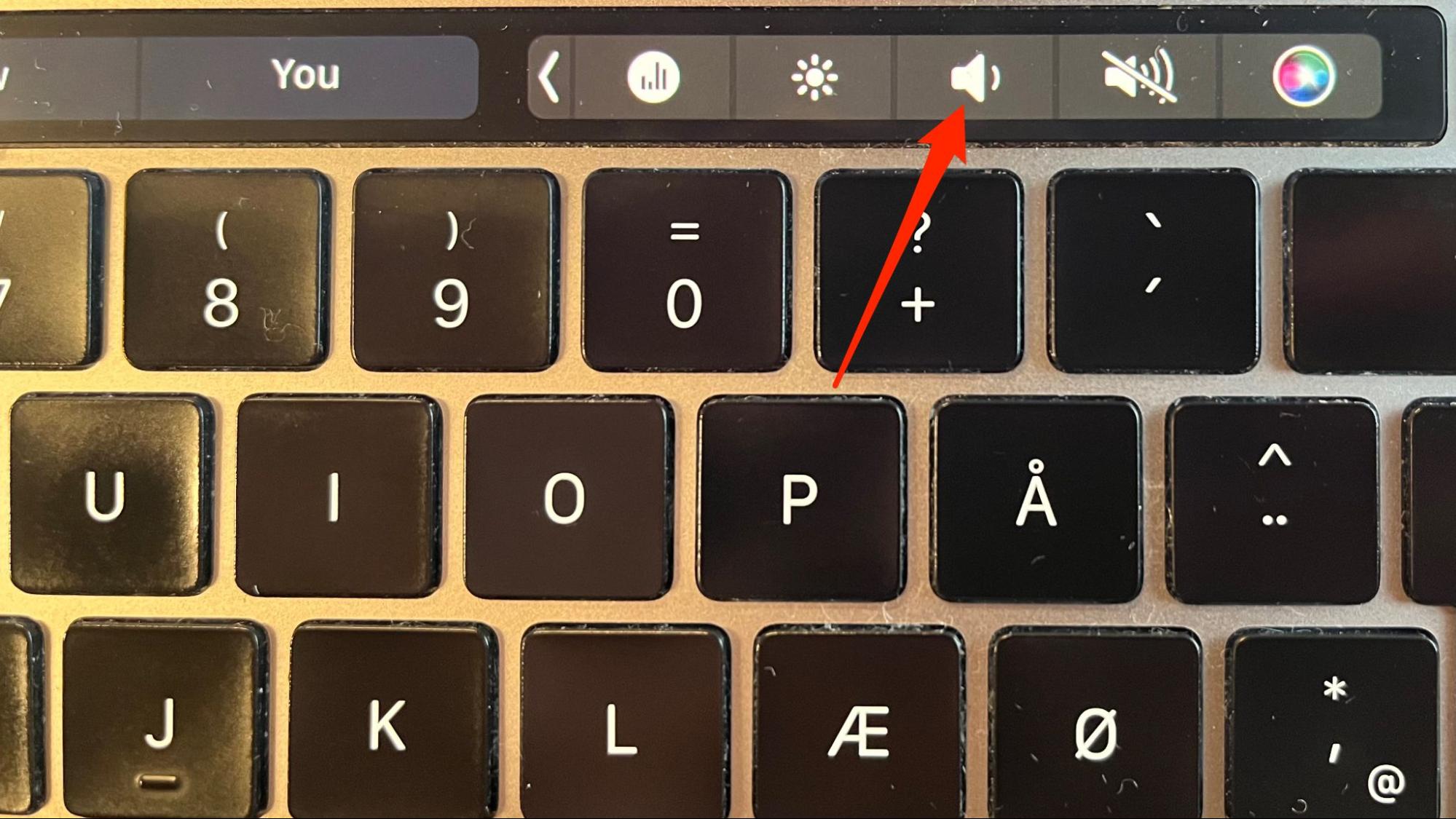 Se você quiser corrigir o barulho de estalos em um MacBook Pro, comece tocando no ícone de volume. Em seguida, mova o controle deslizante para a esquerda quando ele aparecer para diminuir o volume.