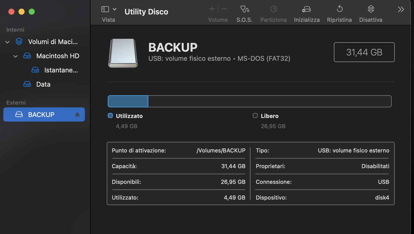 Per eseguire First Aid sul tuo MacBook e individuare e risolvere i problemi tecnici correlati, usa la scorciatoia da tastiera Cmd + 2 oppure scegli Visualizza > Mostra tutti i dispositivi.