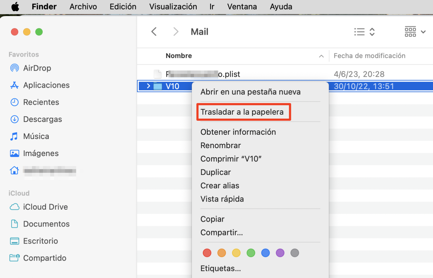 Parte de una ventana de Finder en Mac. Una carpeta está seleccionada y el menú contextual está abierto, con Trasladar a la Papelera resaltado. Cómo eliminar el caché de mail en Mac.