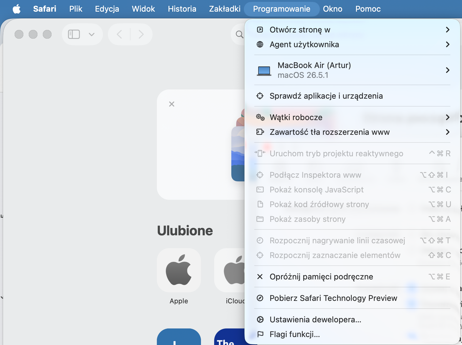 Menu Programowanie w Safari na Macu. Wybierając opcję Opróżnij pamięci podręczne, możesz usunąć istniejące pliki pamięci podręcznej i zwolnić miejsce na Macu.
