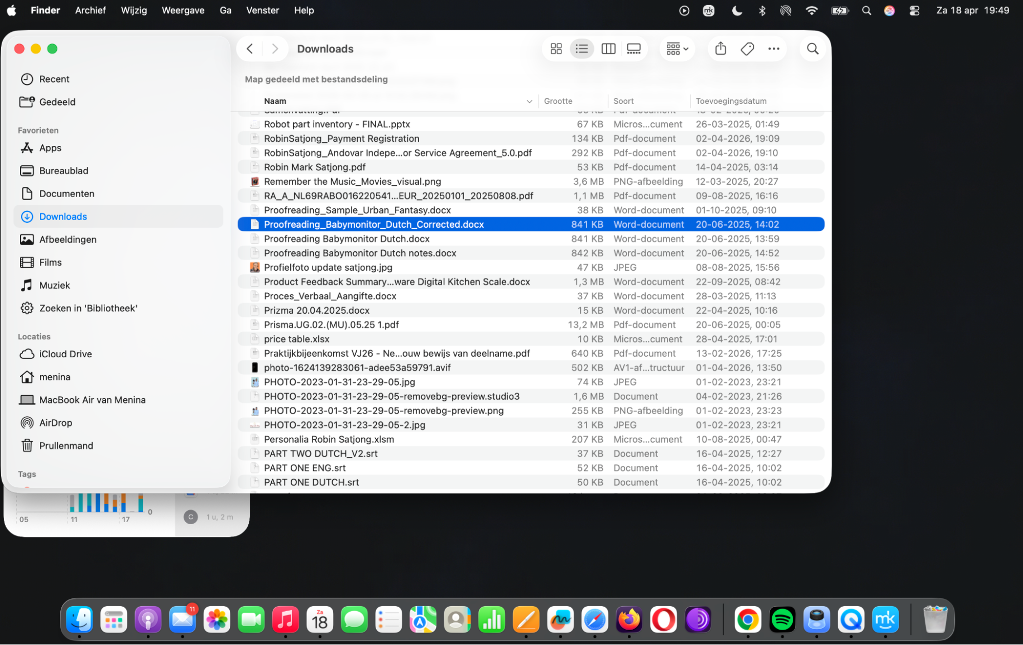 Een Word-document is geselecteerd in Finder op de Mac om naar de Prullenmand te worden verplaatst. Nadat het is geselecteerd, sleep je het naar de Prullenmand om het verwijderingsproces in Finder op de Mac te voltooien.