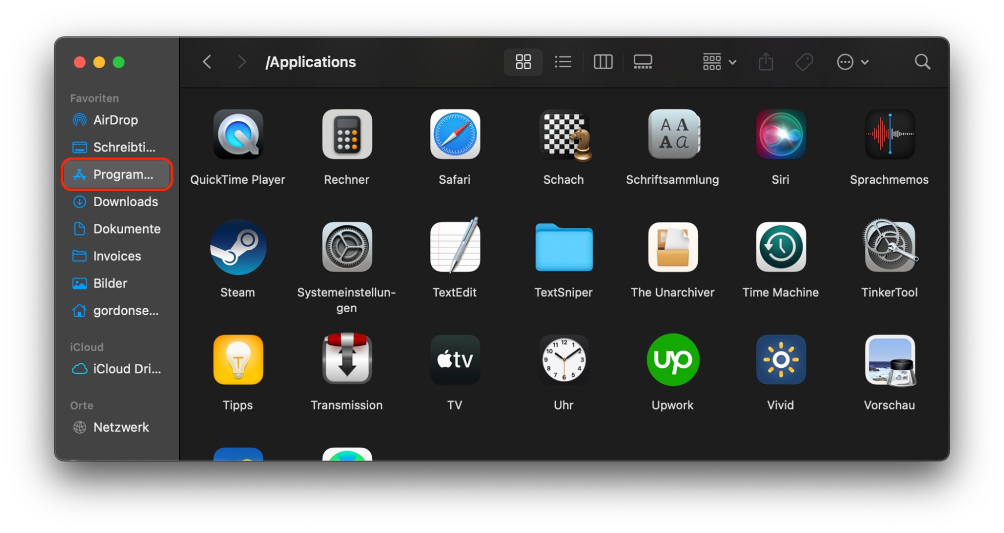 Gehen Sie im Finder zu Programme und wählen Sie die problematische App aus, um sie mit Rosetta zu öffnen. Dies ist einer der Schritte, die erforderlich sind, um eine App zu reparieren, die sich auf einem Mac nicht öffnen lässt.