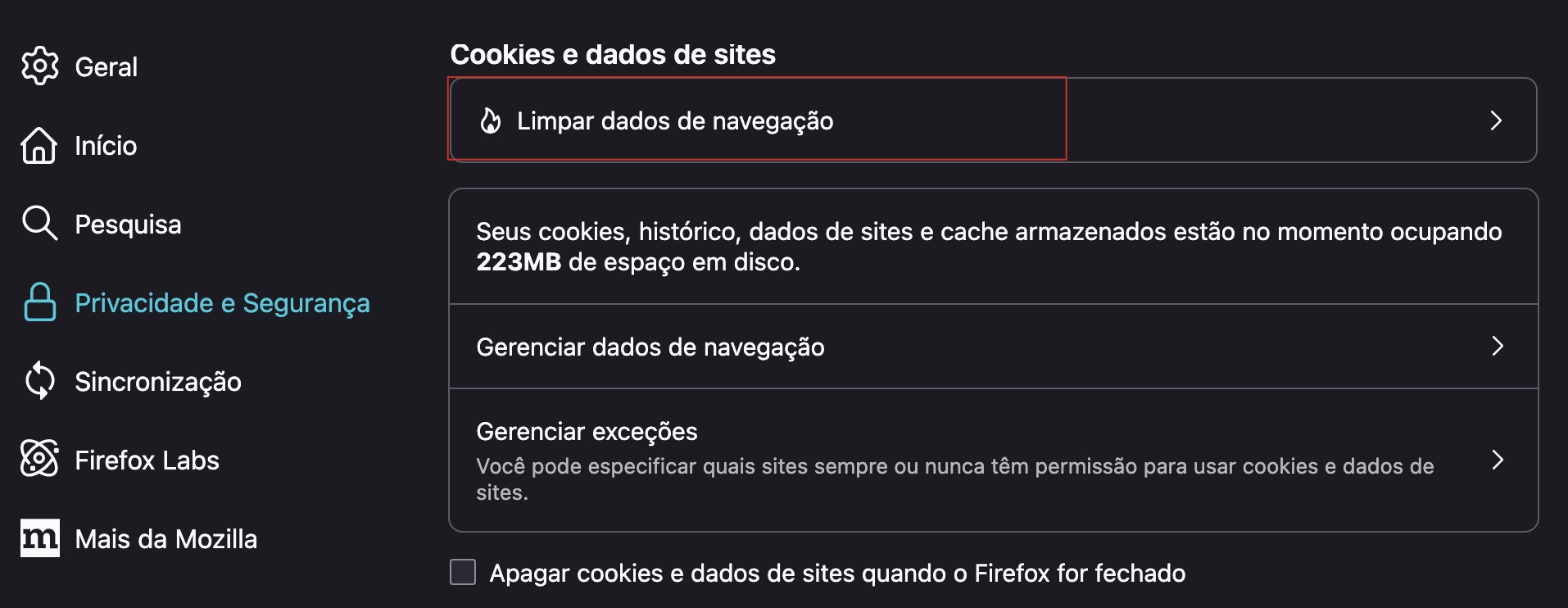 O Firefox no Mac mostra o menu Privacidade e Segurança. Em Cookies e dados de sites, clique em Limpar Dados para remover os arquivos de cache.