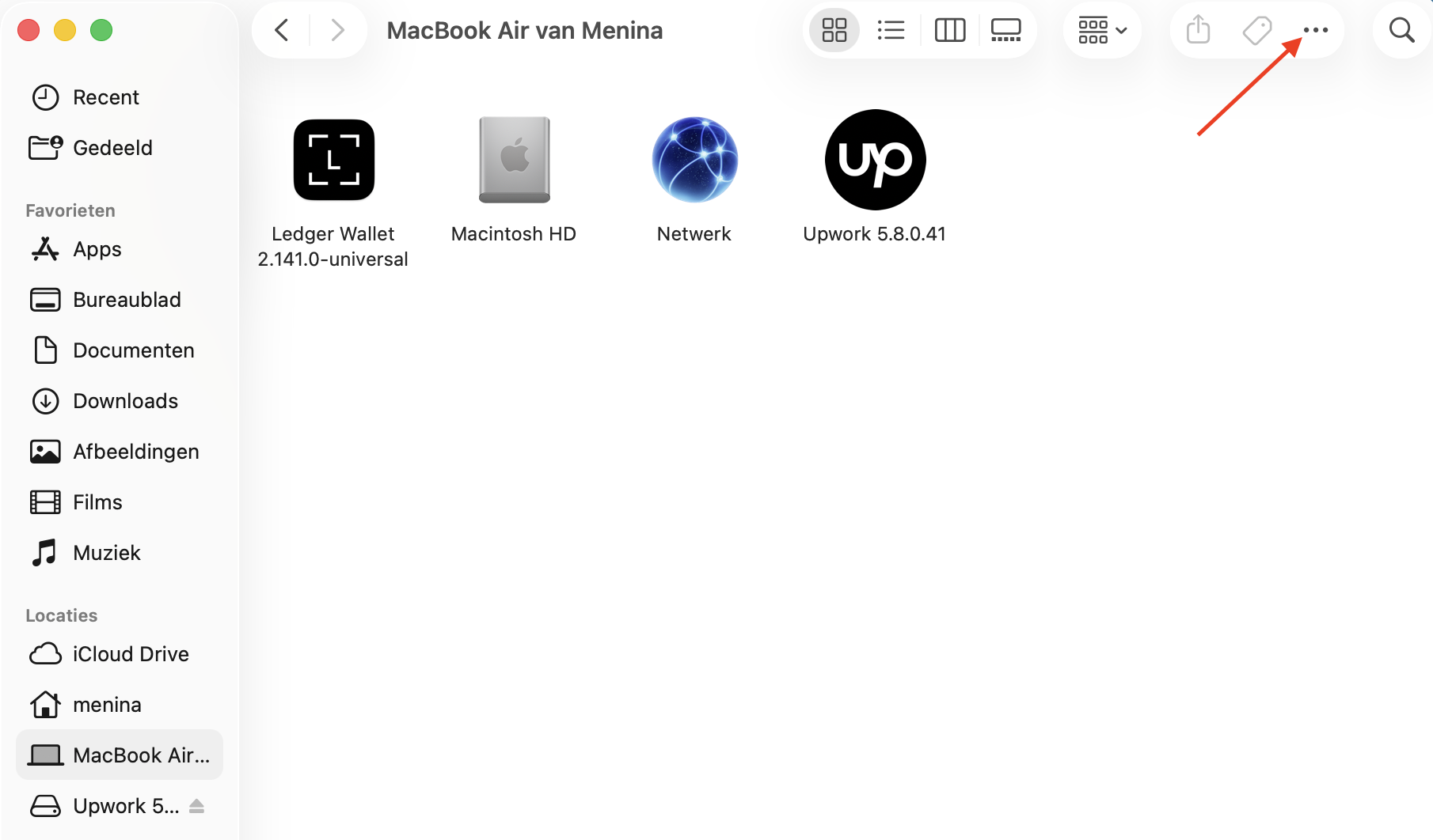 Finder op Mac met een verbinding naar een ander apparaat. Om via Bluetooth bestanden van de ene Mac naar een andere Mac te kopiëren, klik je op Verbind als en meld je je aan op je oude Mac.