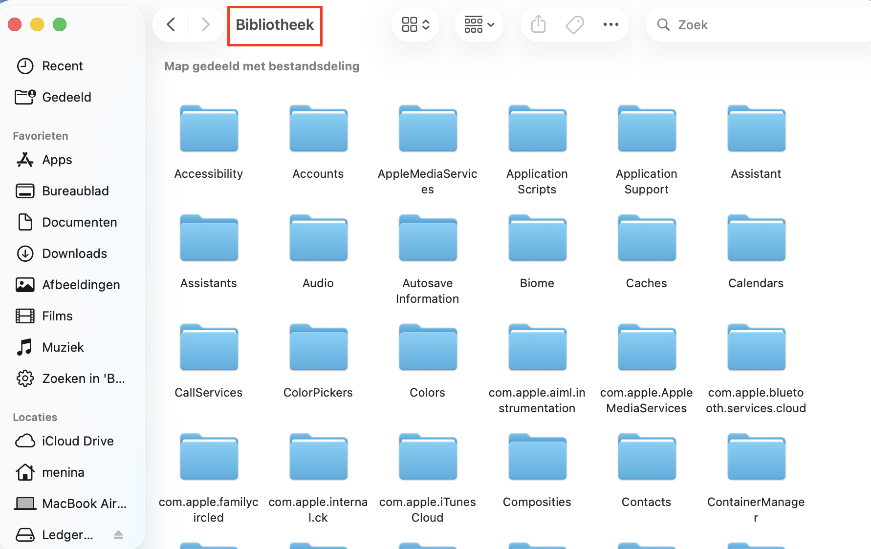 De geopende map Bibliotheek toont het locatiepad dat de gebruiker heeft geselecteerd om naar een app te zoeken. Zorg ervoor dat de zoekopdracht binnen de map Bibliotheek plaatsvindt om verborgen bestanden te vinden.