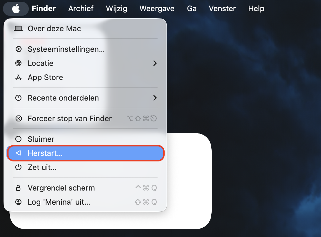 De optie Herstart in het Apple menu is rood gemarkeerd op een MacBook. Door je apparaat opnieuw op te starten kun je beginnen met het terugzetten van je Mac naar de fabrieksinstellingen.