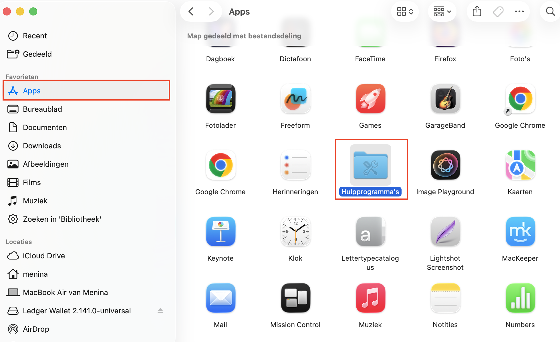 Om  Schijfhulpprogramma te openen en de schijf van je Mac te herstellen, open je Finder, ga je naar de map Programma’s en open je vervolgens Hulpprogramma’s.