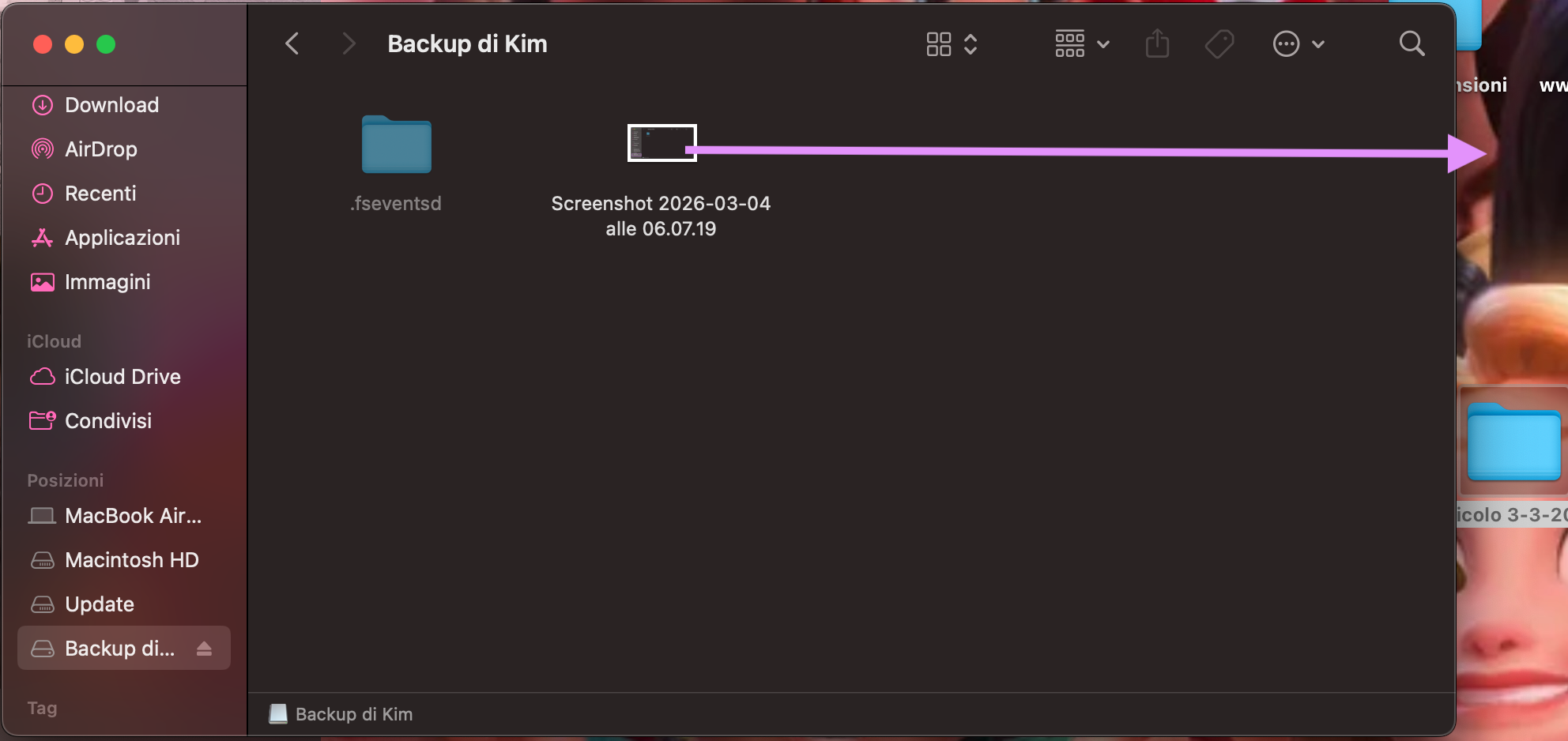 Finder su Mac mostra un’unità esterna. Per trasferire i file dal Mac precedente al nuovo Mac tramite un disco rigido esterno, trascina i file fuori dalla finestra in una cartella.