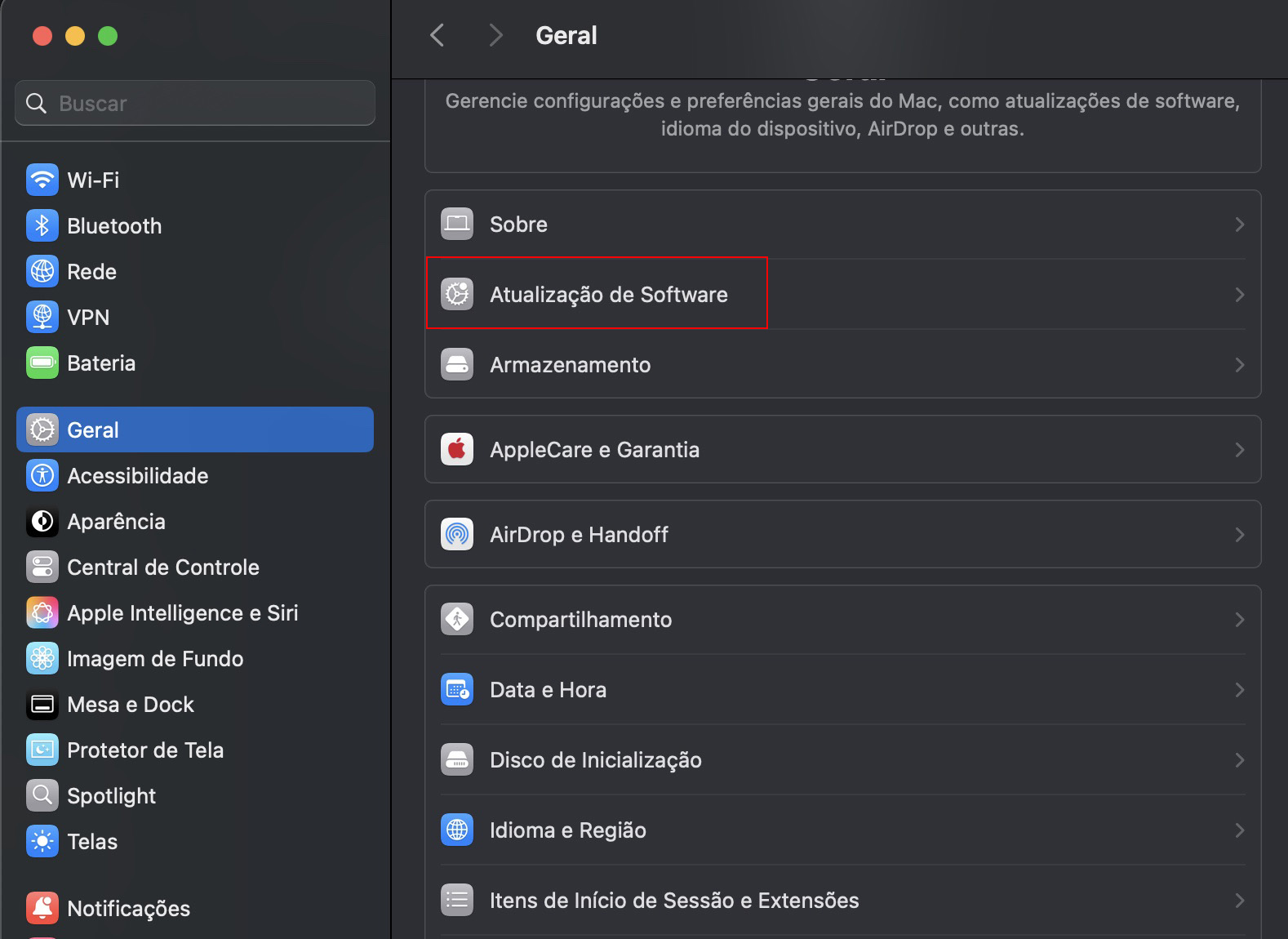 Atualizar o macOS pode ajudar com problemas no mouse. Vá para os Ajustes do Sistema do seu Mac, clique em ‘Geral’ e depois em ‘Atualização de Software’.