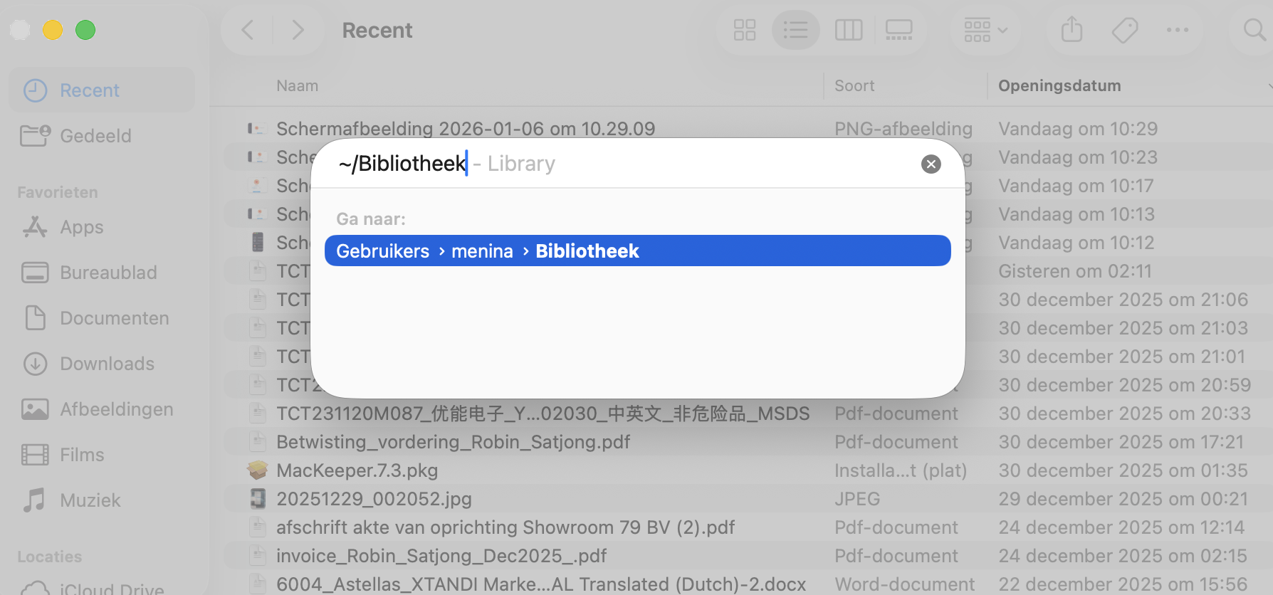 Selecteer in de macOS-menubalk  Ga en kies vervolgens Ga naar map…. Gebruik dit om naar de map Bibliotheek te gaan. Van daaruit kun je verdachte bestanden verwijderen.