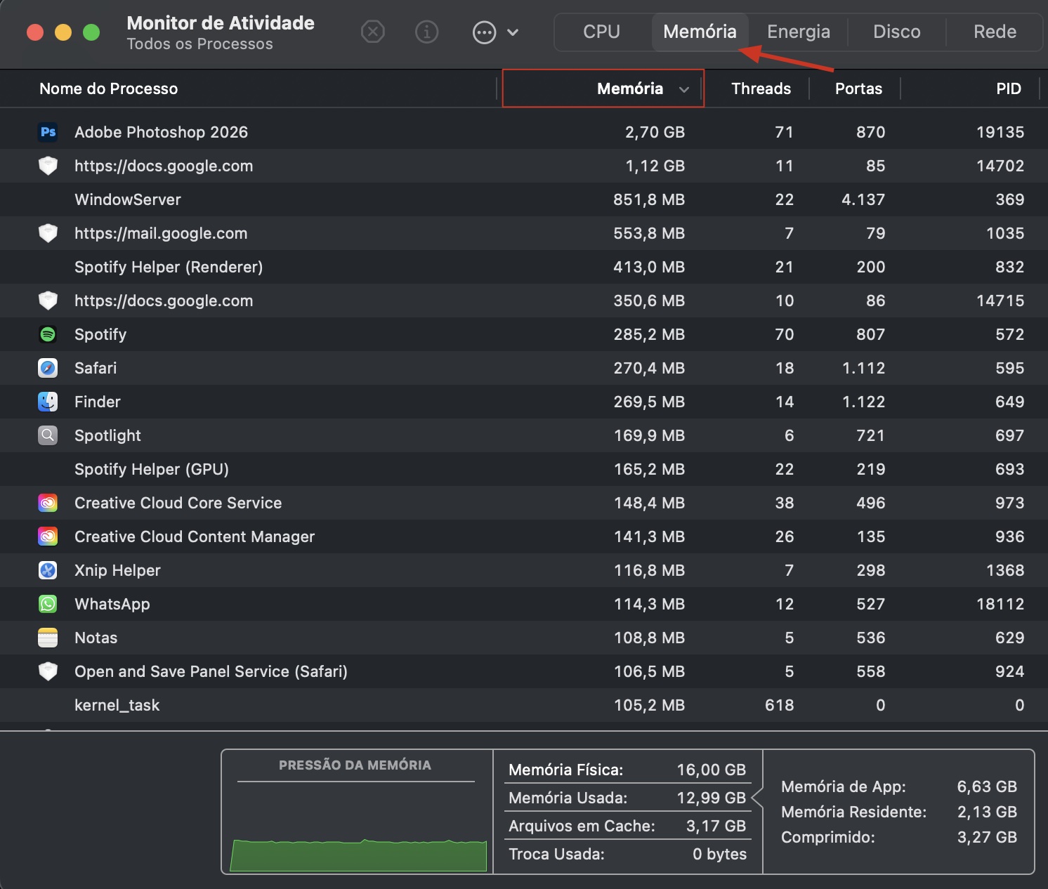 O Monitor de Atividade no Mac mostra uma lista de todos os processos em execução. Clique em Memória e depois na coluna Memória para ordenar todos os processos pelo uso de RAM.