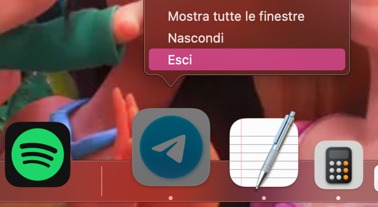 Chiudi app e processi per risolvere il suono gracchiante sul MacBook Pro. Passa il cursore sull’icona di ogni app che vuoi chiudere, poi premi Control + trackpad e seleziona Esci.