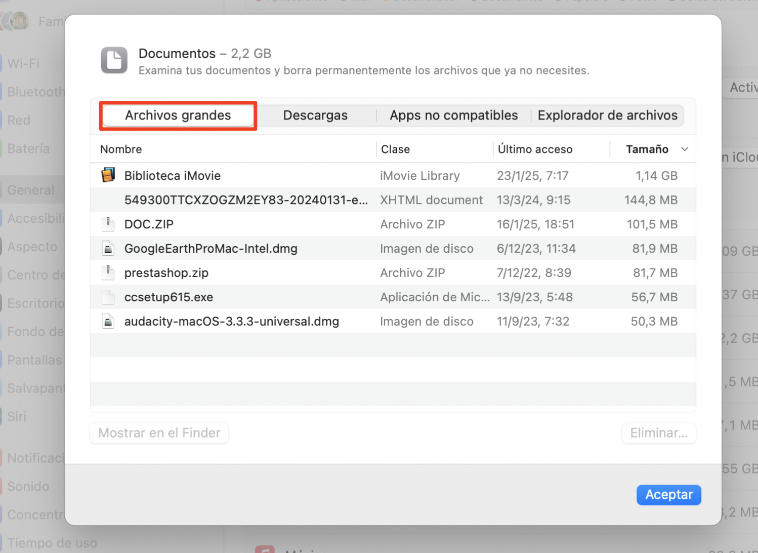 Para optimizar el almacenamiento de tu Mac, elimina los archivos grandes innecesarios de tu dispositivo. Abre Acerca de este Mac, ve a Almacenamiento y haz clic en Gestionar. Selecciona Documentos en la barra lateral izquierda y ve a Archivos grandes en la parte superior.