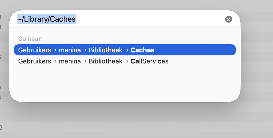 Typ ‘~/Library/Caches’ in en druk op Return. Je gaat dan direct naar je gebruikerscachebestanden, die meerdere apps op je Mac omvatten.