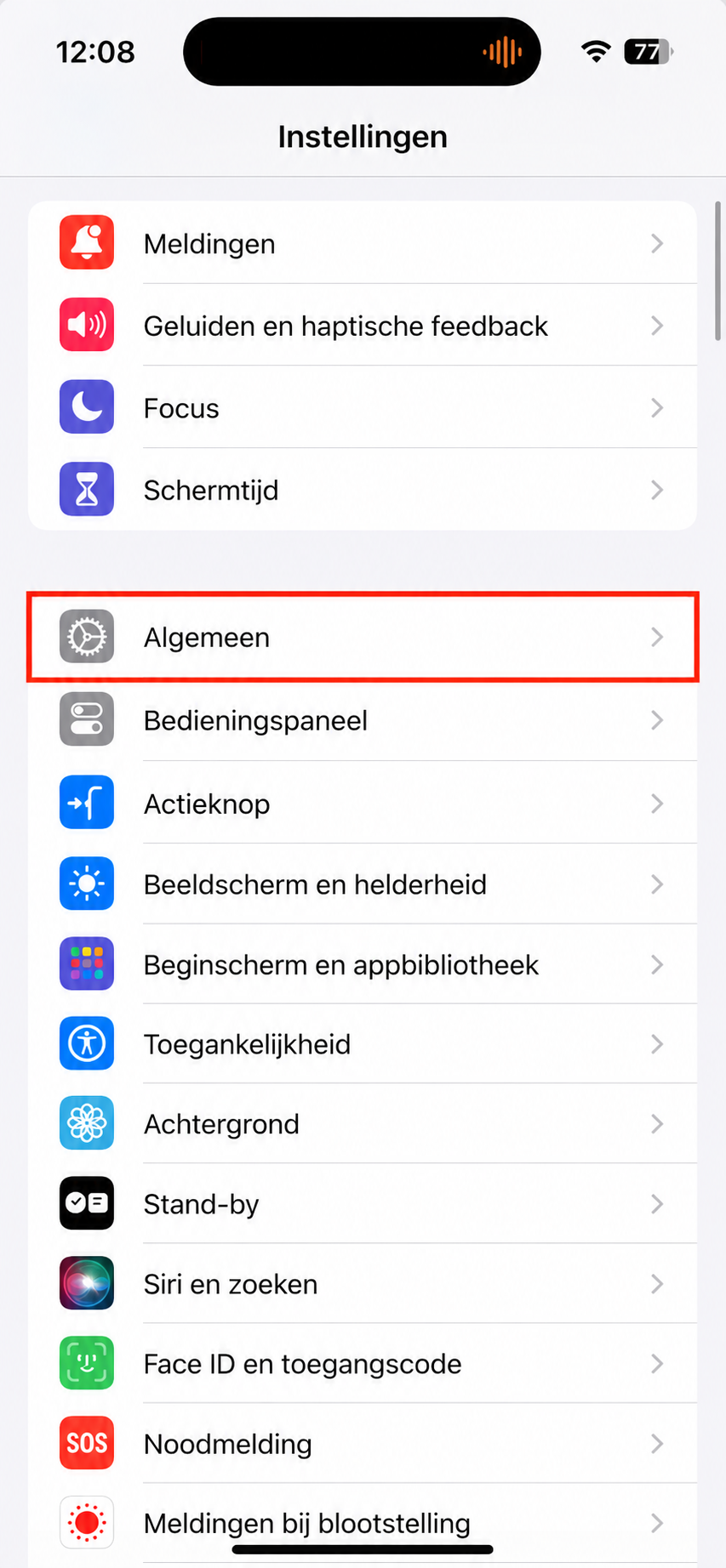 De app Instellingen op iPhone met een lijst van systeemopties. Selecteer Algemeen om je apparaat terug te zetten naar fabrieksinstellingen.