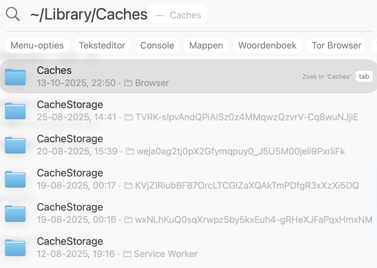 Er zijn verschillende manieren om de map Caches te openen. Een van de snelste methoden is via Spotlight, dat je opent door Cmd + spatiebalk in te drukken.