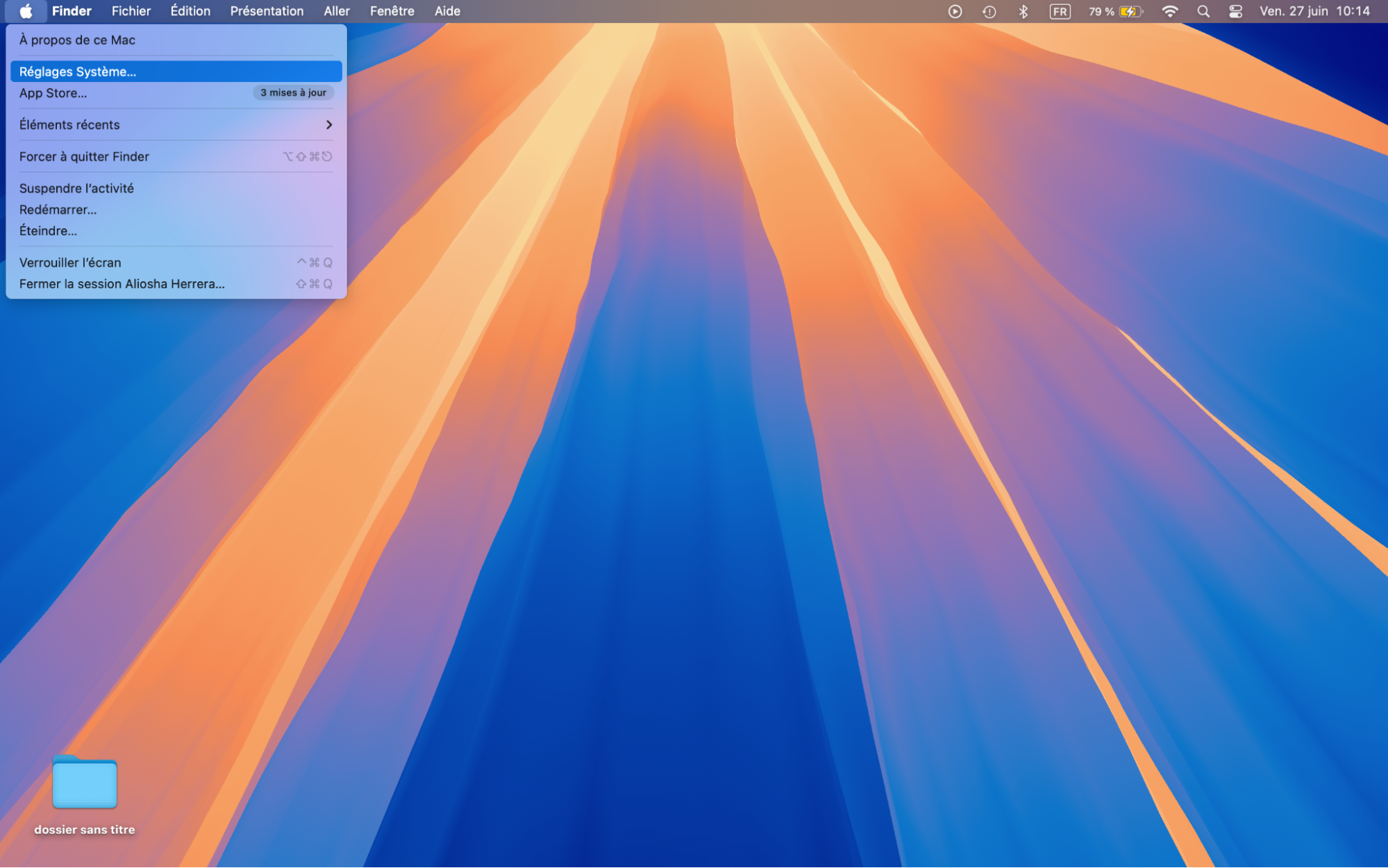 Si le Dock a disparu de votre Mac, vous pouvez aussi le faire réapparaître. Pour cela, cliquez sur le menu Apple et sélectionnez Réglages Système, puis Bureau et Dock.
