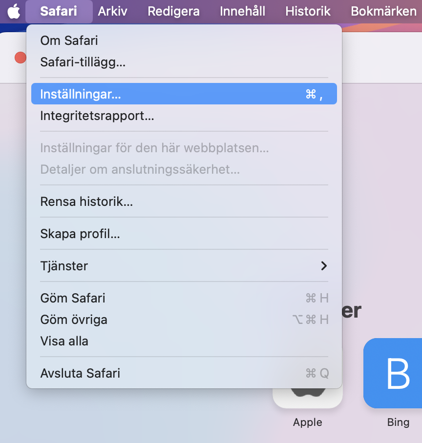 För att rensa webbläsarcache i Safari, öppna Safari på din Mac och gå till Safari-menyn. Hitta sedan och välj Inställningar här.