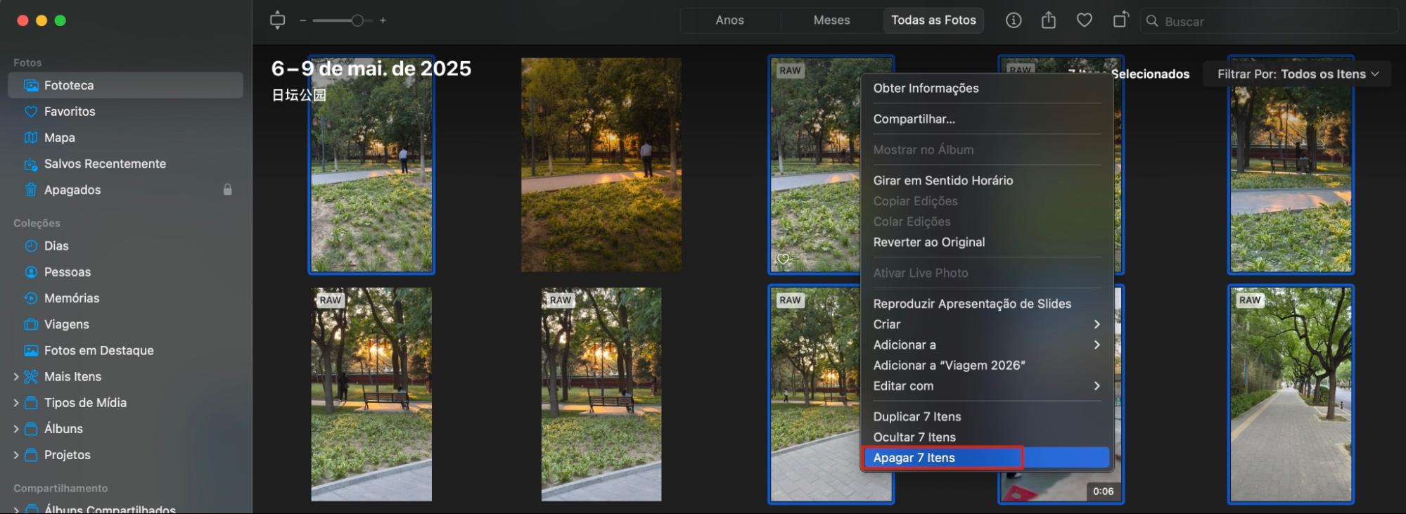 Para remover várias fotos no MacBook, abra o app ‌Fotos‌ e selecione a categoria ou álbum desejado no painel à esquerda. Selecione todas as fotos pressionando Cmd + A e, com a tecla Command pressionada, clique nas fotos que você não quer excluir para desmarcá-las. Em seguida, clique com o botão direito em uma foto e selecione Apagar X Itens.