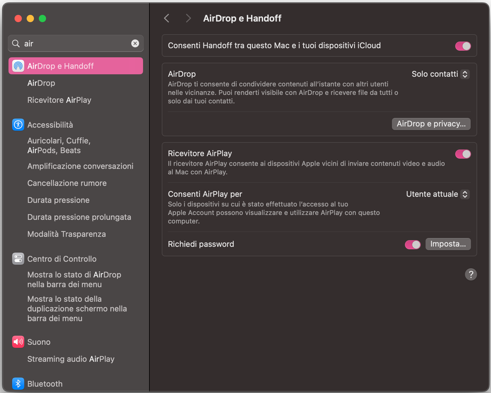 Per condividere file in modalità wireless, assicurati prima che il Wi-Fi sia attivo su entrambi i dispositivi e che AirDrop sia abilitato per la condivisione.