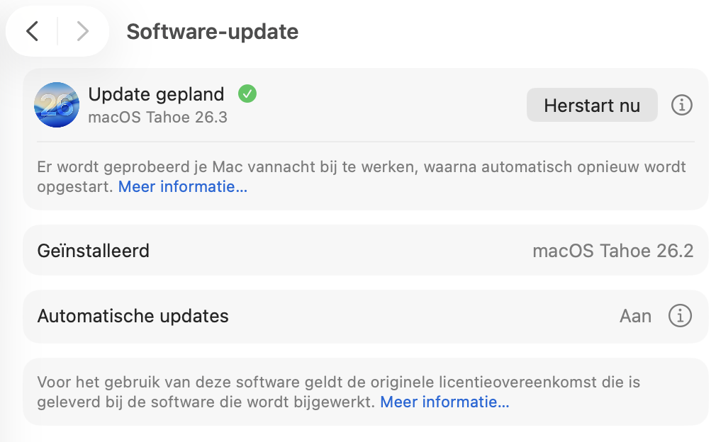 Het venster ‘Software-update’ op een MacBook, met updates voor macOS Sonoma zichtbaar. Onderdeel van de instructies om een probleem met een haperend MacBook-scherm op te lossen.