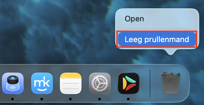 Het contextmenu dat verschijnt wanneer je met de rechtermuisknop op het prullenmand-icoon in het Dock klikt. Nadat je een ongebruikte app hebt verwijderd, leeg je de prullenmand om de app volledig te deïnstalleren en ruimte vrij te maken op je Mac.