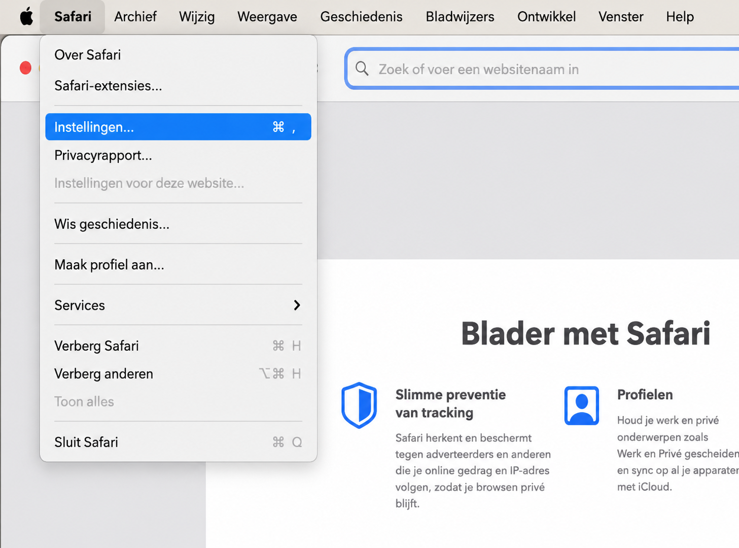 De Safari webbrowser met het menu geopend en ‘Instellingen’ gemarkeerd. Dit maakt deel uit van de veelgestelde vragen over nep McAfee pop-ups op een Mac en laat zien hoe je valse McAfee pop-ups in Safari stopt.